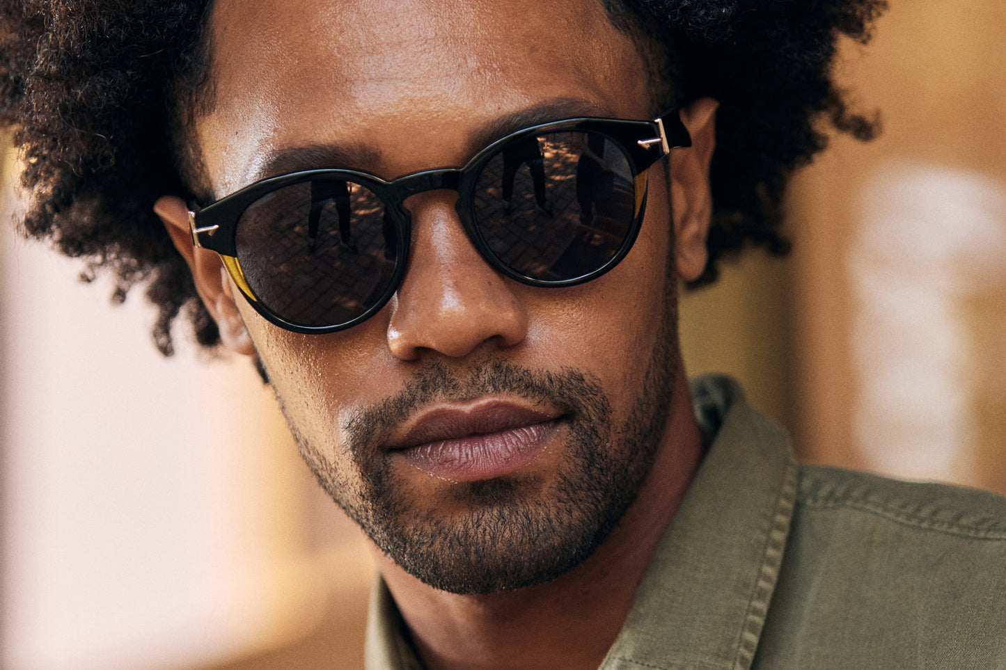 Man wearing unisex Round Sunglass