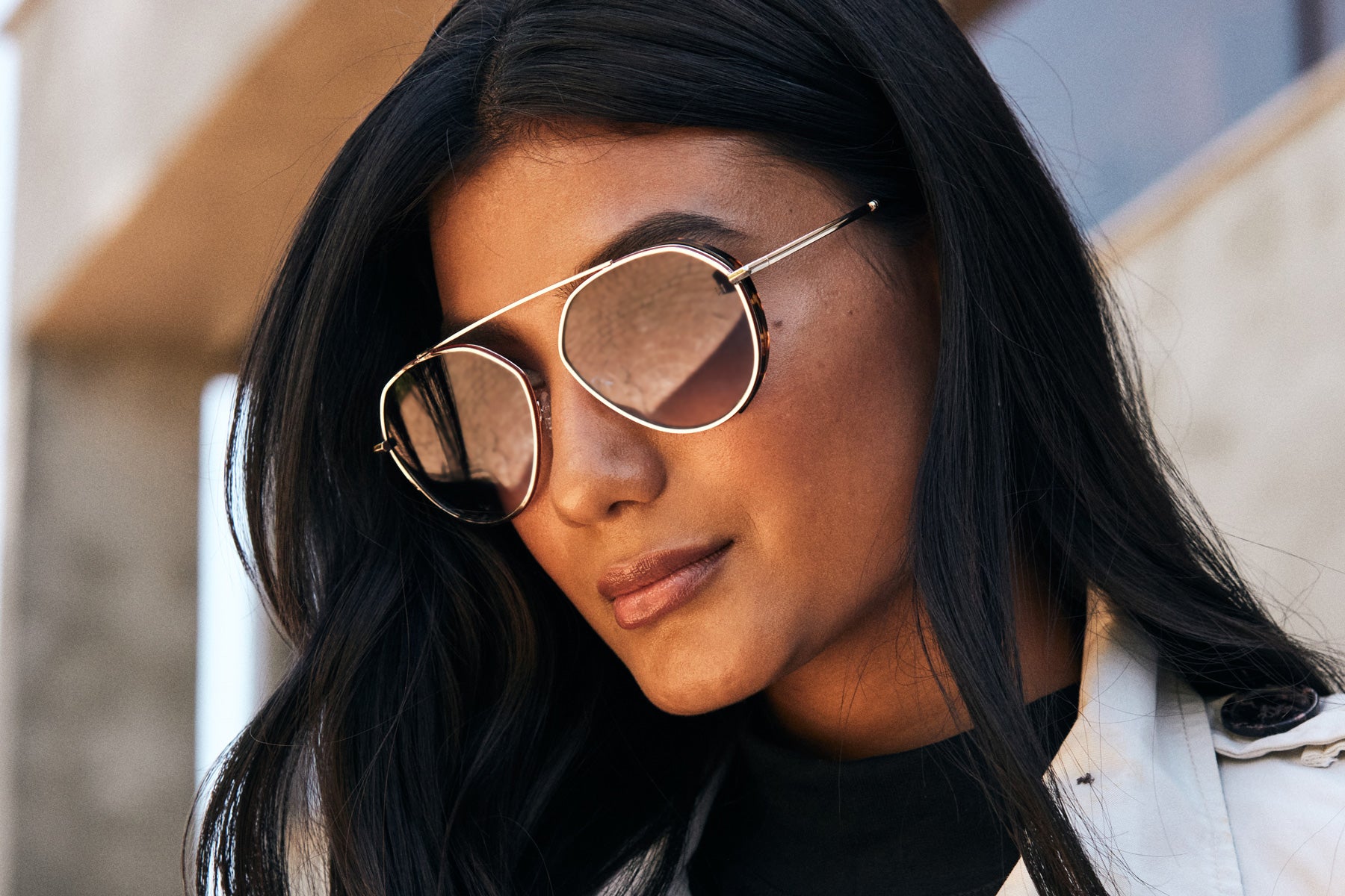 Woman wearing Fashionable Round Pilot Sunglass